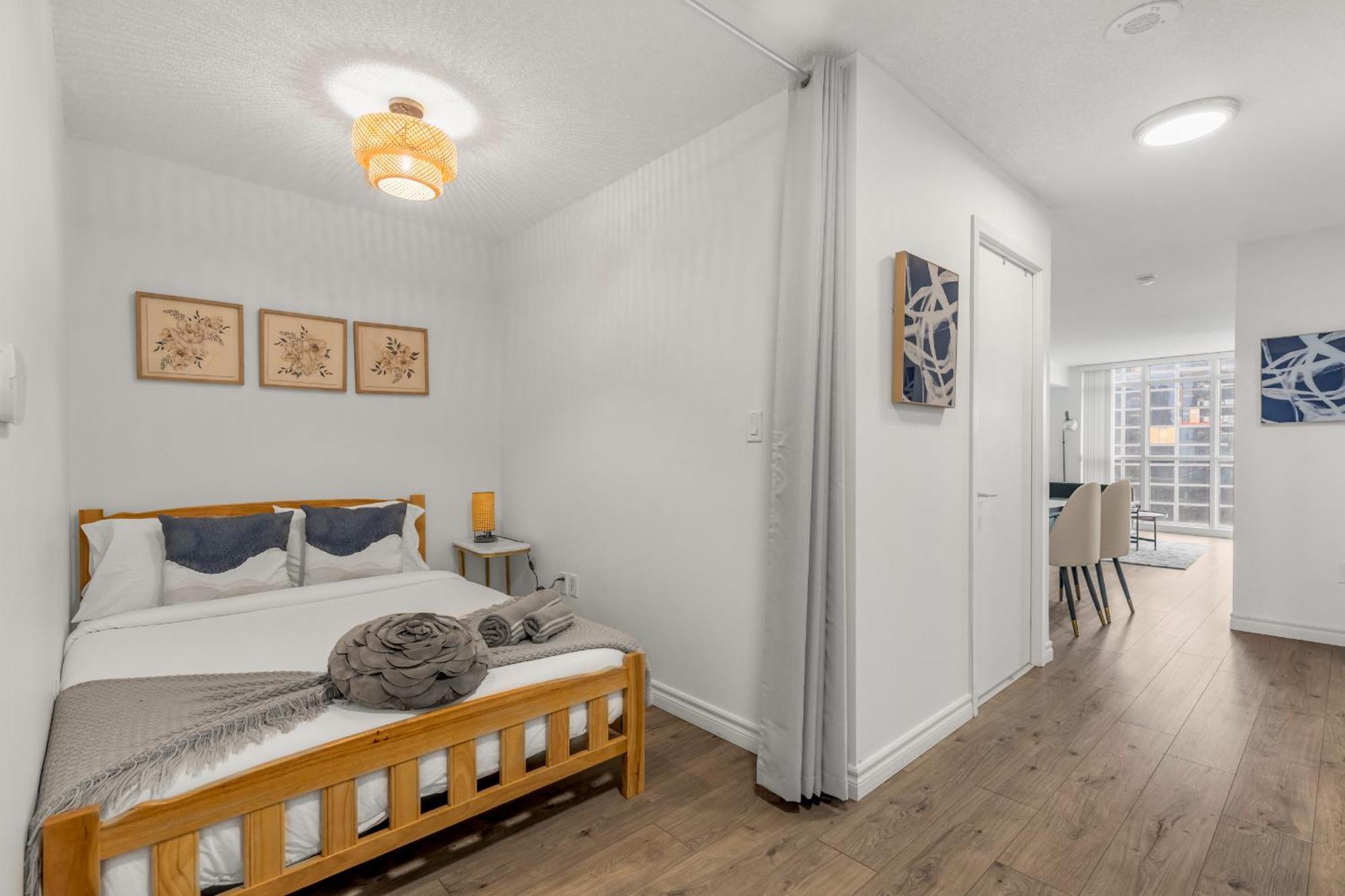 Beautiful 2 Bedroom Downtown Apartment *