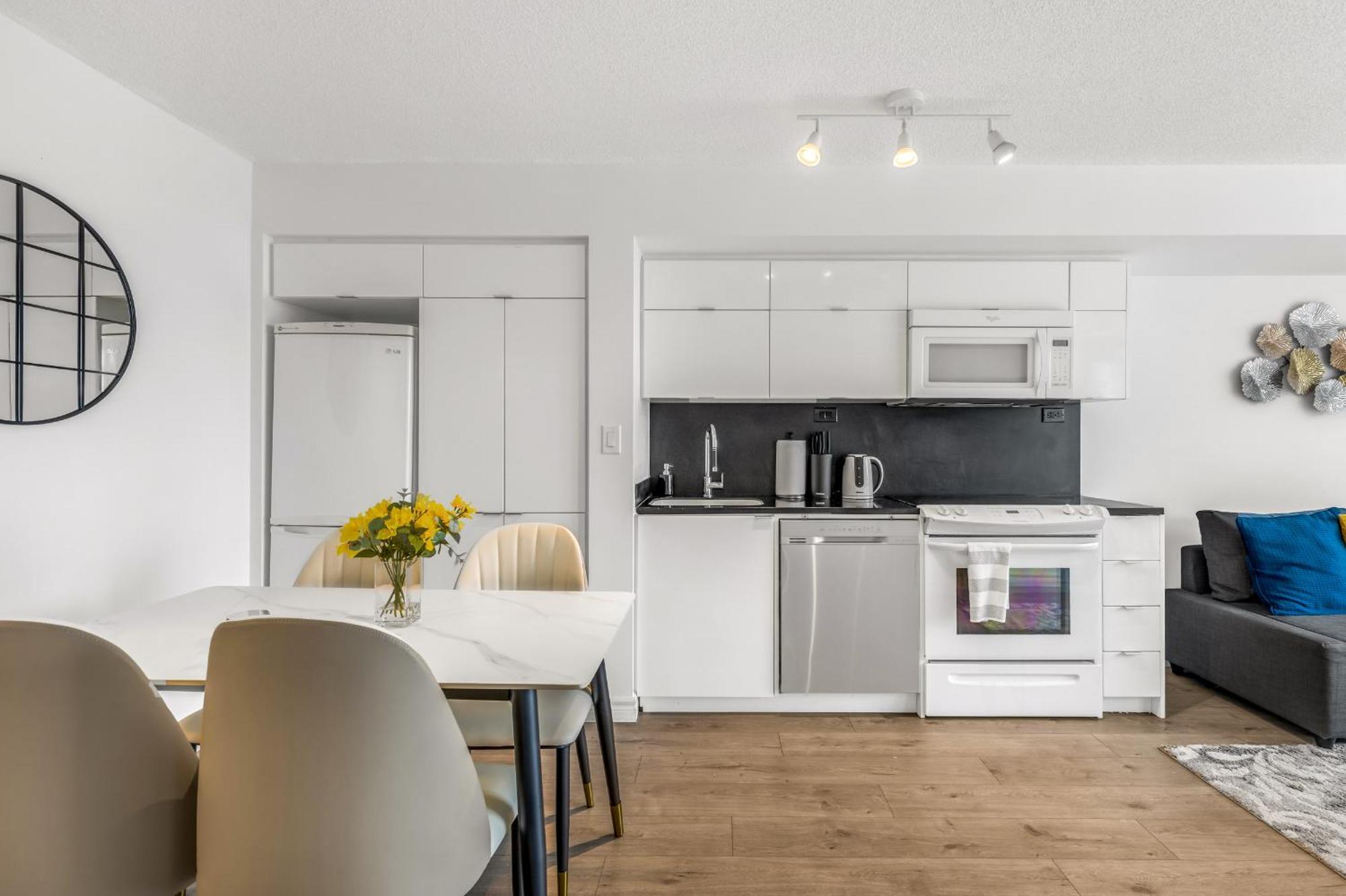 Beautiful 2 Bedroom Downtown *